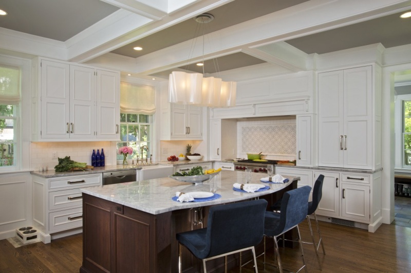 This mantel-style hood has pull-out spice racks on either side.